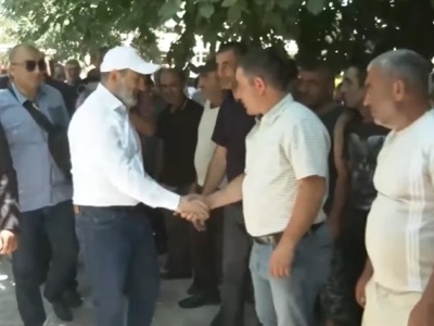 Ոտքդ խերով լինի, մեր համայնքը քեզ փեշքեշ Փաշինյան ջան. Ինչպես են Այգեզարդում դիմավորում Փաշինյանին