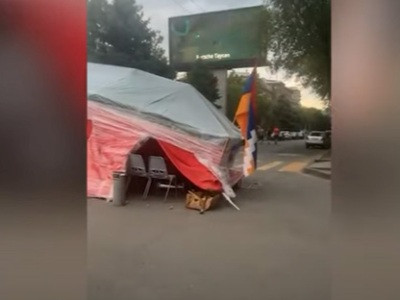 Driver of car that went onto tents at France Square in downtown Yerevan is apprehended