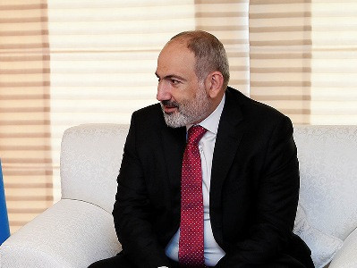 Premier meets with Father Emir of Qatar, presents him Order of Friendship of Armenia