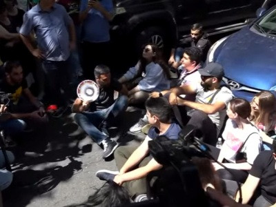 Armenia opposition movement participants reach Prosecutor General's Office building
