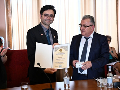 Նոբելյան մրցանակի առաջին հայ դափնեկիր Արտեմ Փաթափությանին հանձնվեց ՀՀ ԳԱԱ պատվավոր անդամի դիպլոմ