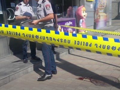 49-ամյա կնոջը դանակահարել էր նախկին ամուսինը, նախնական տվյալներով՝ խանդի շարժառիթով. մանրամասներ սպանության փորձից