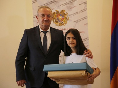 Վահրամ Դումանյանը հյուրընկալել է «... և արցունքը փոխեց իր համը» գրքի հեղինակ, հադրութցի Վիկա Ավետիսյանին