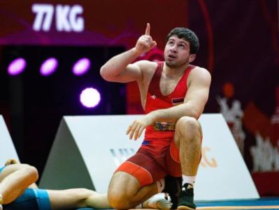 World wrestling champion Malkhas Amoyan receives apartment in Yerevan