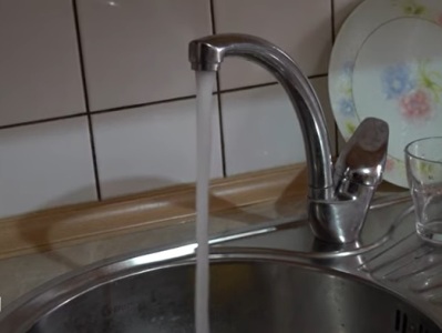«Ծորակից ջուր խմել հնարավոր չէ, ջուրը կեղտոտ չէ, համն է վատը». Էրեբունի թաղամասի ջրից տհաճ համ է գալիս