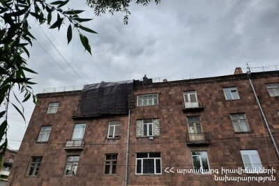 Գյումրի քաղաքի Ղանդիլյան փողոցի թիվ 24 շենքի տանիքի թիթեղները քամու հետևանքով մասամբ պոկվել և կախվել են