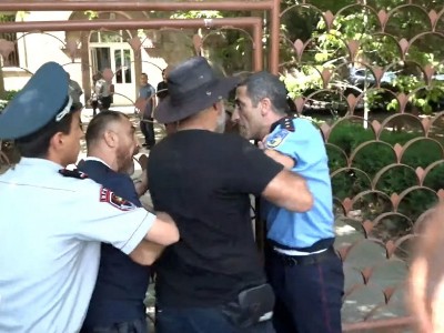 Փաշինյանի դեմ բողոքի քննությունից հետո դատարանի բակում իրավիճակը լարվեց․ կարգադրիչը եւ զոհվածի հարազատը քաշքշեցին իրար