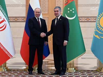Putin presents former Turkmenistan president with sabers and chess