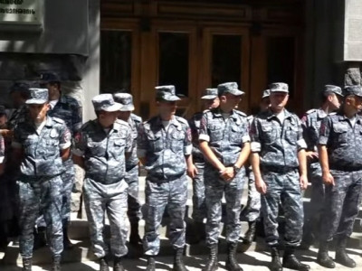 Fallen servicemen’s 10 parents enter Armenia Prosecutor General's Office building