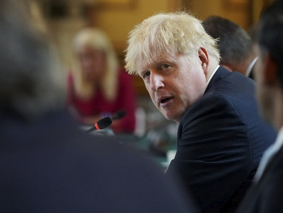 UK PM violates protocol during dinner with EU and NATO heads