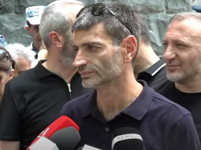 Parents of soldiers killed in 44-day Artsakh war removing their tents at Freedom Square in downtown Yerevan