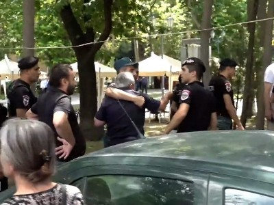 «Զինվորի ծնողին խփեց, գետնին գցեց, 50 ոստիկանով չեք կարո՞ւմ բռնեք». Դատախազոթյան մոտ քաշքշուկ սկսվեց