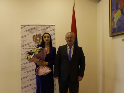 Վահրամ Դումանյանը նորանոր հաջողություններ է մաղթել երիտասարդ, տաղանդավոր երգչուհի Ջուլիանա Գրիգորյանին