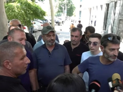 Մեզ ասացին՝ չեն իջնելու, նորություն չունեն. երևի զանգեց պապային՝ Նիկոլին, չթողեց. զոհվածների ծնողներ