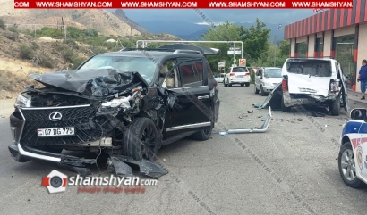 Վայոց Ձորում Lexus-ը բախվել է կայանված Toyota-ին և Mercedes-ին
