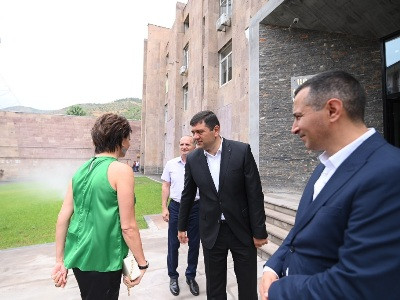 Կապանի քաղաքապետն Աննա Հակոբյանին դիմավորեց առանց ծաղիկների (ֆոտո)