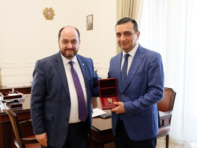Երևանի պետական բժշկական համալսարանի ռեկտոր Արմեն Մուրադյանը պարգևատրվել է ՀՀ վարչապետի հուշամեդալով