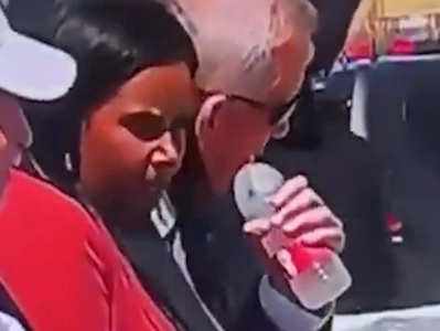 Israeli defense minister tries to open bottle with his teeth during meeting with Biden