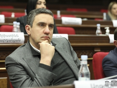 Արթուր Ղազինյանի պատգամավորական լիազորությունները դադարեցին. Ալեն Սիմոնյանը ստորագրել է արձանագրությունը