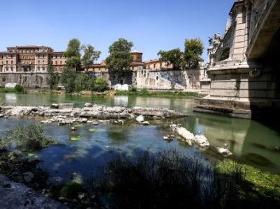 Drought reveals ruins of ancient bridge Nero in Rome