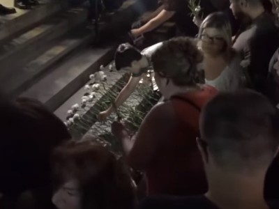 Քաղաքացիները դատարանի շենքի դիմաց ծաղիկներ խոնարհեցին եւ մոմեր վառեցին՝ ի հիշատակ Արմեն Գրիգորյանի