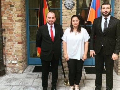 "Hayeli.am" : Surprising meetings. Why is there no mention of Bakoyan's physical violence and financial exploitation?