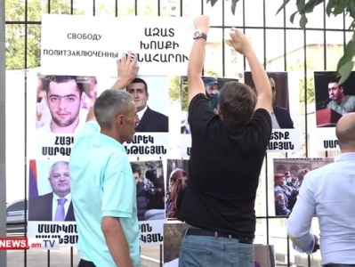 Քաղաքացիները քաղբանտարկյալների լուսանկարներն են փակցրել դատարանի ճաղավանդակներին
