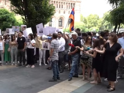 Protesters arrive at Armenia government building