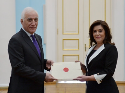Albania new ambassador presents her credentials to Armenia President