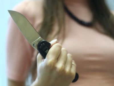 Докатились: В драке на гостиничной парковке одна «дама» ранила другую ножом