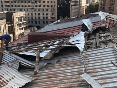 Ուժեղ քամու հետևանքով Երևանի Տերյան փողոցի թիվ 1 շենքի տանիքի երկաթյա ծածկը թուլացել և կախվել է