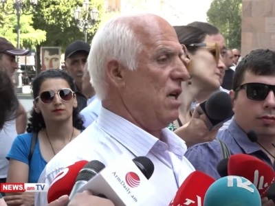 Displaced Artsakh residents stage protest outside Armenia government building