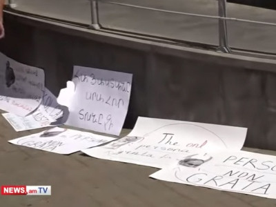 После акции протеста ее участники оставили перед зданием МИД Армении плакаты