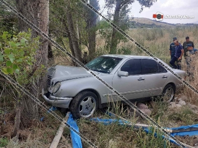 Կոտայքում Mercedes-ը դուրս է եկել երթեւեկելի գոտուց, բախվել ծառին․ վարորդի ինքնությունը պարզվում է