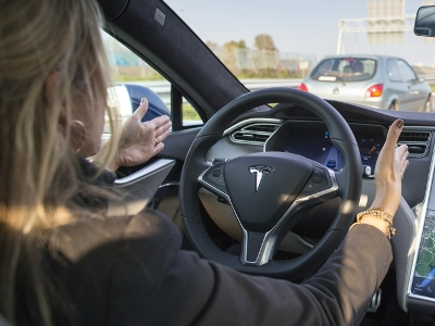 Tesla-ին մեղադրել են ավտոպիլոտի գովազդի համար, որը կարող էր մոլորության մեջ գցել սպառողին