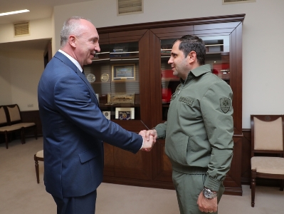Defense Minister Suren Papikyan receives Belarus Ambassador