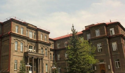 Դեմիրճյան փողոցի շենքերից մեկի բակում 33-ամյա կնոջը հայտնաբերել են ընկած, հոսպիտալացրել ծայրահեղ ծանր վիճակում