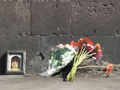 Граждане возлагают цветы в память о погибших в результате взрыва в Ереване