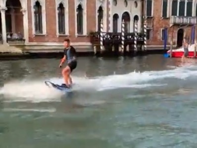 Mayor of Venice looking for two 'pushy idiots' who raced Grand Canal