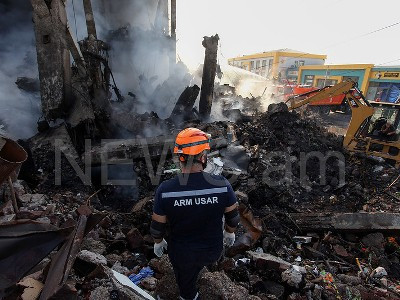 МЧС: Во время работ на территории ТЦ «Сурмалу» были госпитализированы двое спасателей