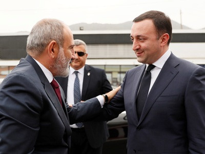 2 PMs hold private talk on Armenia-Georgia border