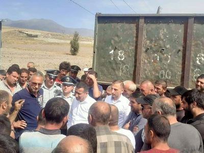 Губернатор Сюникской области встретился с протестующими водителями грузовиков