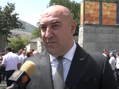 Giving flowers to Armenia PM’s wife was gentlemanly posture, says Kajaran town mayor