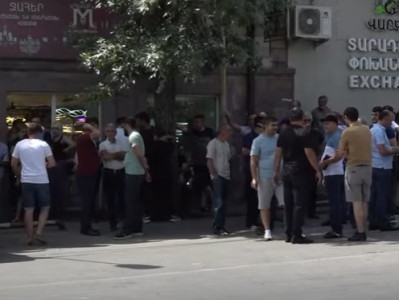 Yerevan shopping market merchants staging protest
