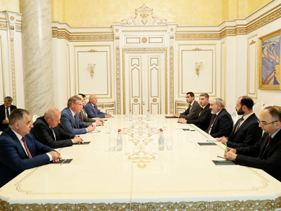 Armenian PM and Governor of Omsk region discuss cooperation issues