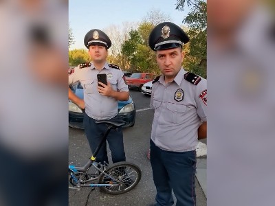 Ոստիկանը ծխախոտի մնացորդը մեքենայից գցել է, իսկ նկատողության արած քաղաքացուն հորդորել խոտի վրա չքայլել