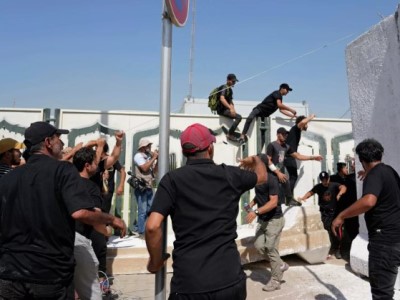 Iraqi authorities impose curfew nationwide