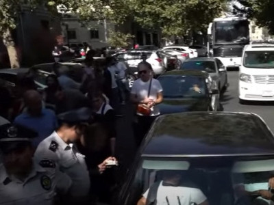 Parents of fallen servicemen block Vazgen Sargsyan street in Yerevan