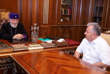 Ամենայն Հայոց Կաթողիկոսը հյուրընկալել է ՀՀ ԳԱԱ նախագահին