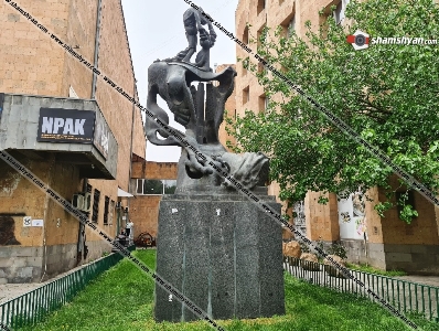 Полиция Еревана разыскивает злоумышленников, повредивших скульптуру работы Ерванда Кочара